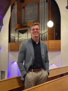 Organist Gerco Bor voor een orgel